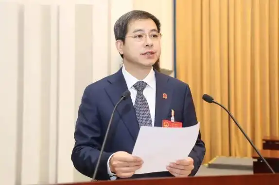 杭迎伟区长代表浦东新区人民政府向大会报告政府工作.