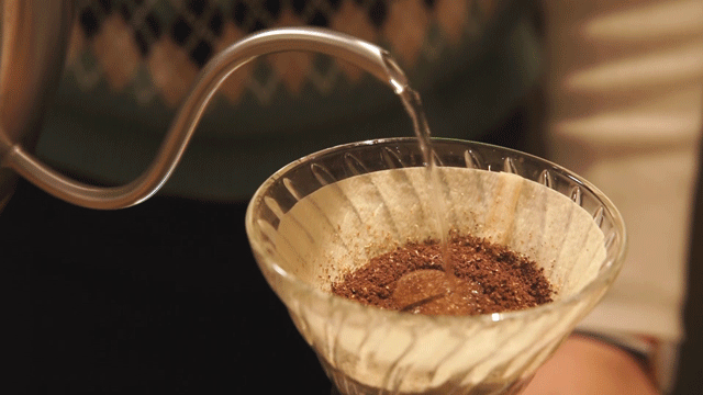 装在古董杯的蓝山咖啡手工研磨香醇浓厚