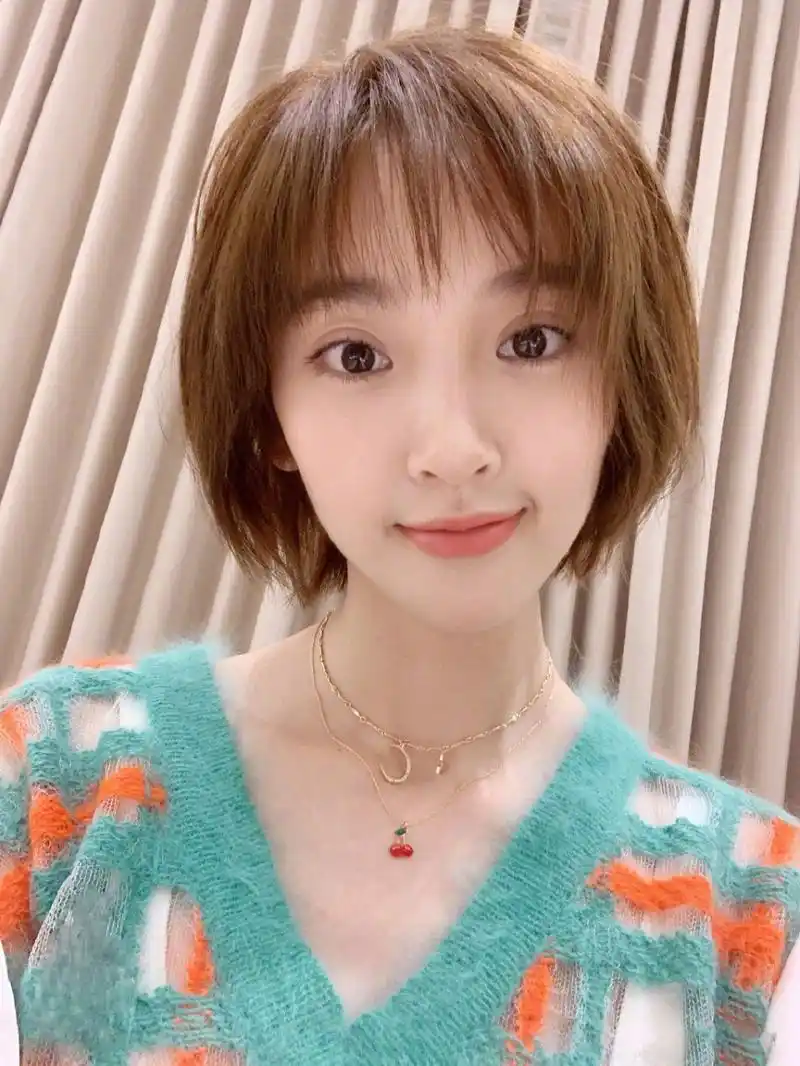 唐艺昕剪了新发型,连颜值也下降了?蓬松短碎发,脸都变圆润了