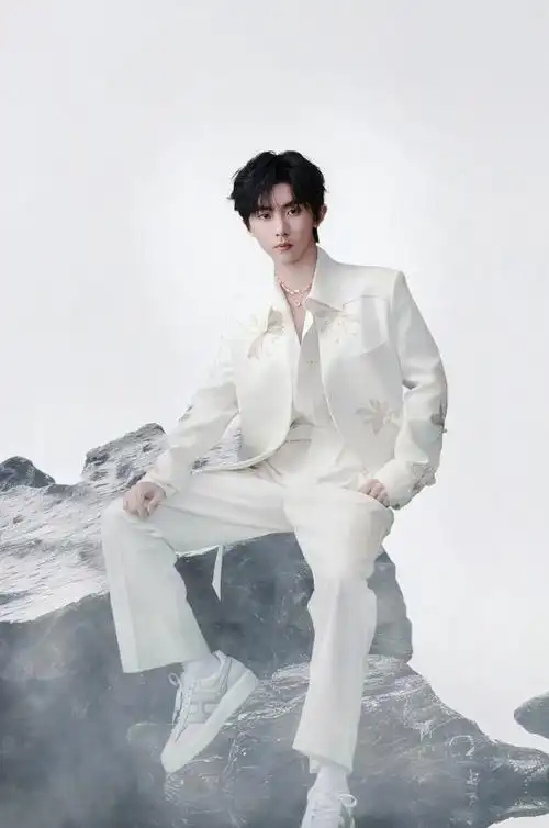 "国风少年,嘉祺正当"马嘉祺和国风礼服适配度百分百很养眼的一棵