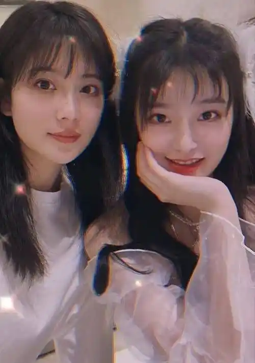 "小林青霞"柴蔚庆21岁生日,穿千元开衫搞怪卖萌,母女似双胞胎_照片
