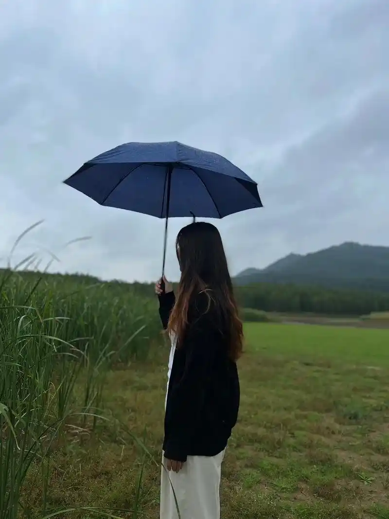 雨天是另一种浪漫!#撑伞 #雨中漫步也是一种享受 #背影 - 抖音