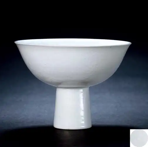 清乾隆 白釉暗刻缠枝莲纹高足碗