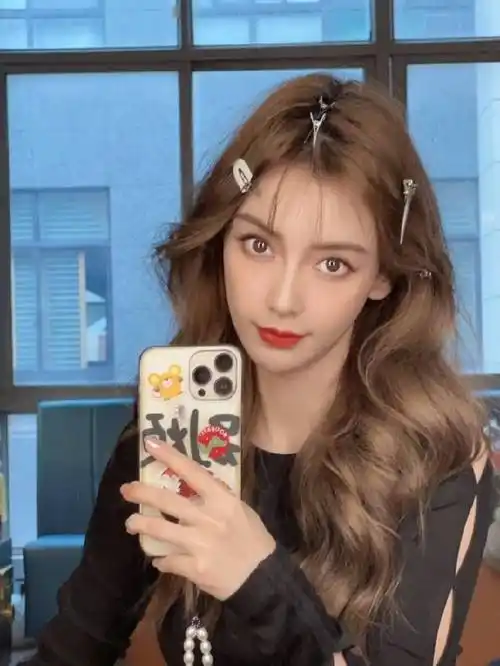 angelababy晒金色波浪卷发 五官精致神似漫画女主-搜狐大视野-搜狐