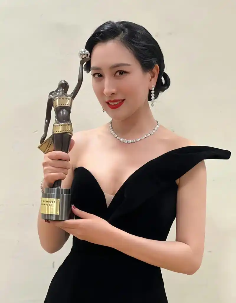 优雅高贵,性感迷人的马苏,穿抹胸礼服秀出凹凸感,弯腰瞬间太撩人!