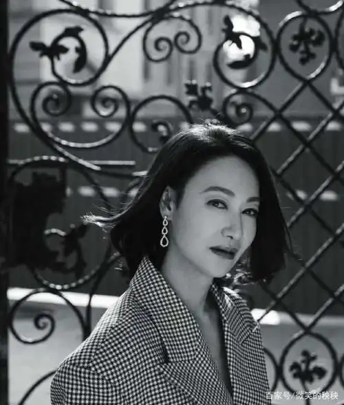 谁说50岁的女人不够美?拿惠英红照片给他看,西装照比男人更迷人