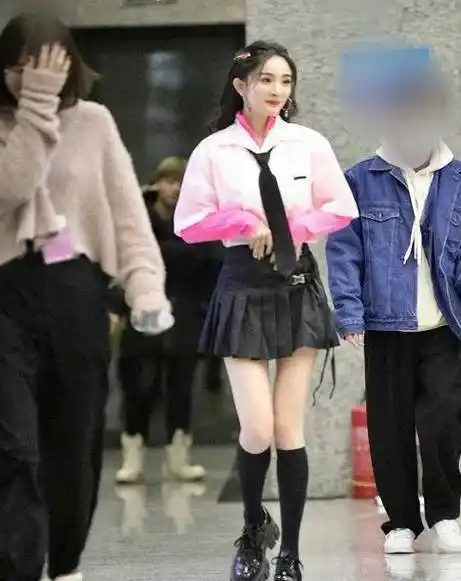 杨幂不能再瘦了,穿瘦腿袜小腿直接成"竹竿"比一旁女生两圈还细_工作