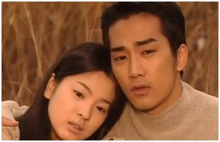 韩剧《蓝色生死恋》剧照在一个家庭里长大的兄妹俩,俊熙和恩熙,和睦