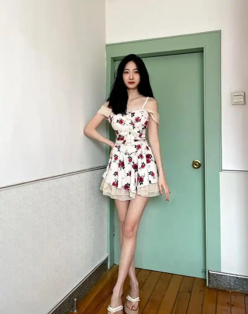 高个子美女,日常气质碎花裙穿搭