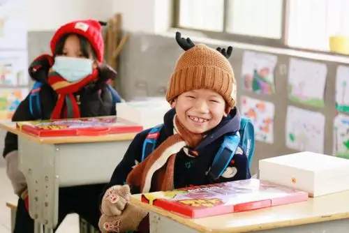 广又小学的孩子拿到文具时开心的笑容