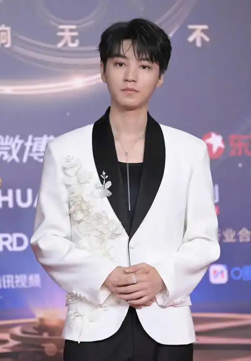 网友分享王俊凯面部变化原因