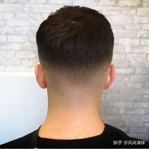 向上梳的碎寸头发型想要精神细节处理一定要到位,比如前额的发际线