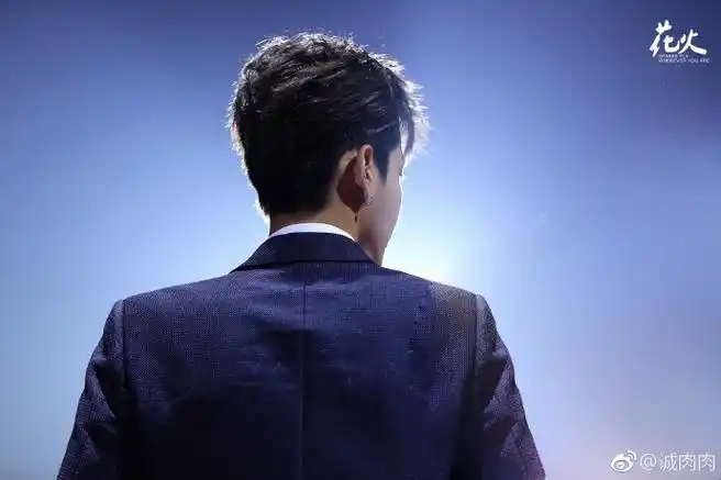 吴亦凡[超话]#"你的背影让全世界变成了背景"@mr_凡先生
