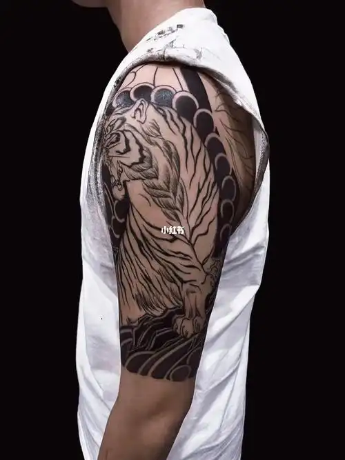 老虎大臂纹身