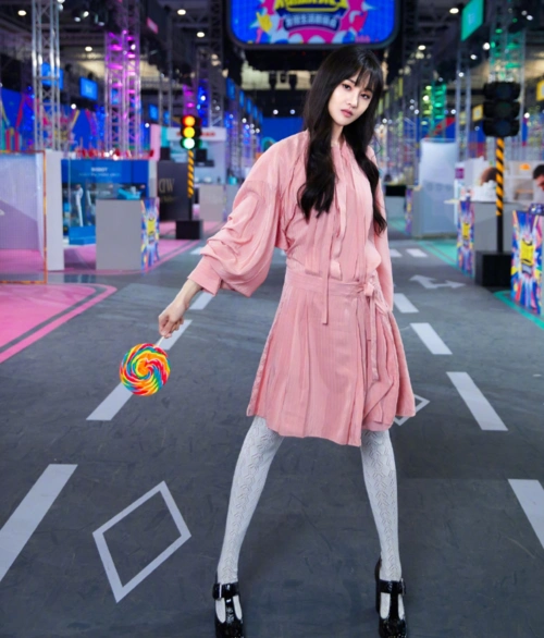 郑爽这件粉色连衣裙设计感还是挺不错的,袖口做成了泡泡袖的形式非常