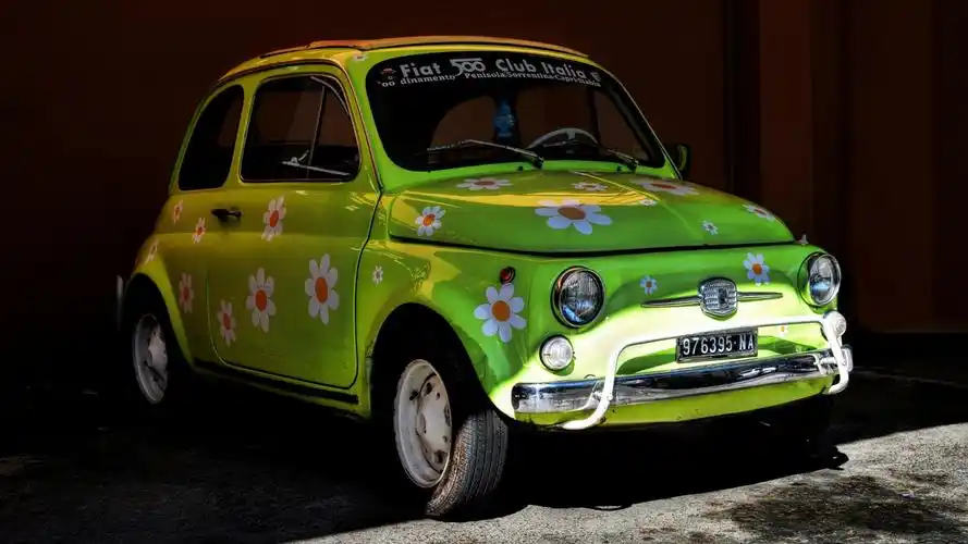 菲亚特个性可爱汽车图片高清壁纸