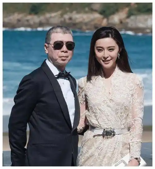 范冰冰冯小刚合体照罕见流出,穿蕾丝裙贴身亲密合影,冯小刚一脸得意很