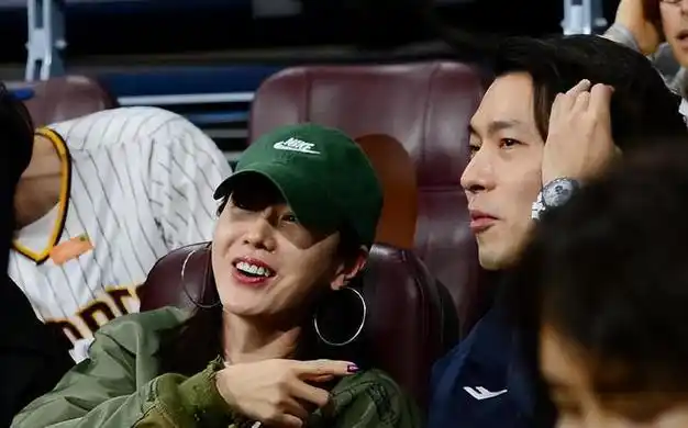 玄彬孙艺珍罕合体看球赛玄彬长发姨味十足戴情侣手表超恩爱