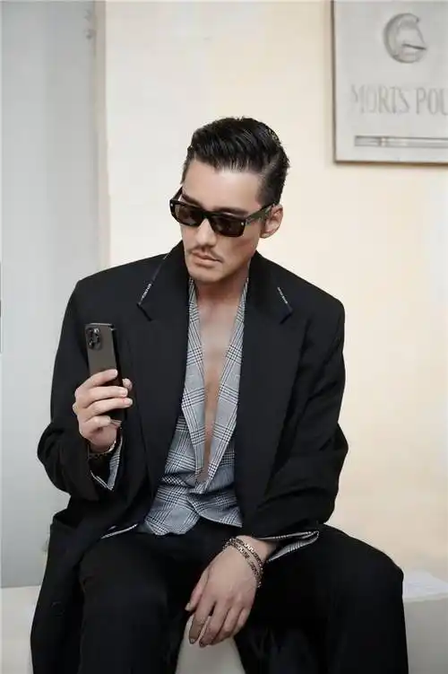 近日,中国知名模特,演员,歌手胡兵于巴黎出席纪梵希2024春夏男士成衣