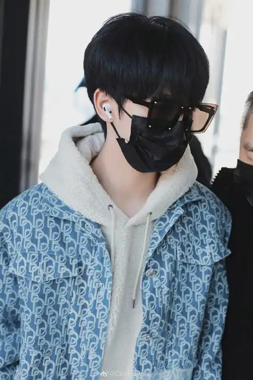 贺峻霖今日份机场饭拍蓝色字母套装搭配米白色连帽羊羔毛卫衣奶里奶气