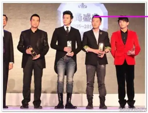 但是当他站在170的黄海波身边时,还矮了一丢丢,那么,吴奇隆的身高应该