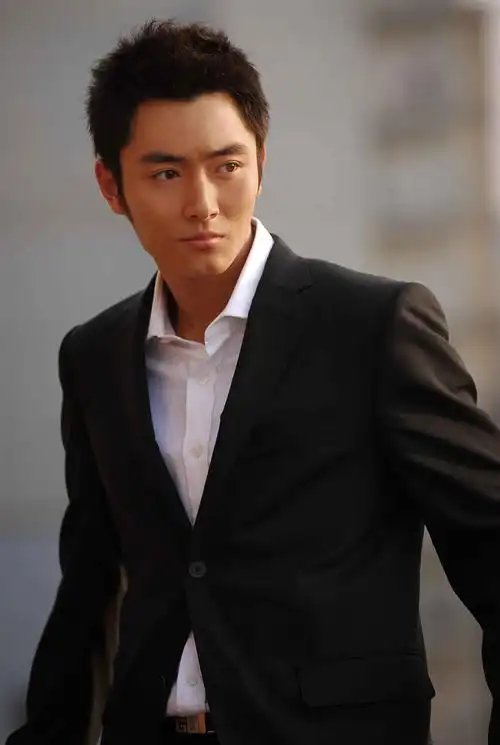 p>李东学,1982年11月27日出生于河南省郑州市,中国内地影视男演员