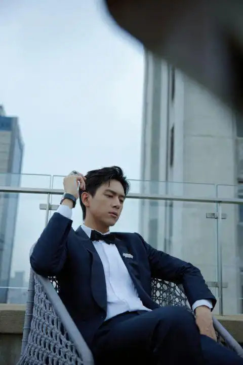 李现一组天台大片释出,照片中的李现一袭西装,时尚简约中不失霸气风范
