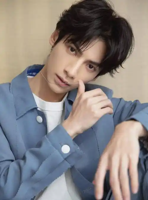 罗云熙自曝素颜照,皮肤五官都完美,好绝一男的_整张_鼻子_不知道