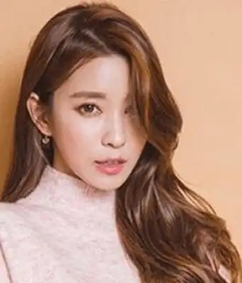 散发女神范气质的韩式长发发型图片