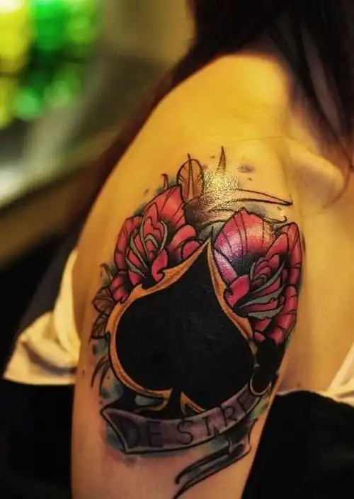 胳膊黑桃心玫瑰花字母飘带纹身图案