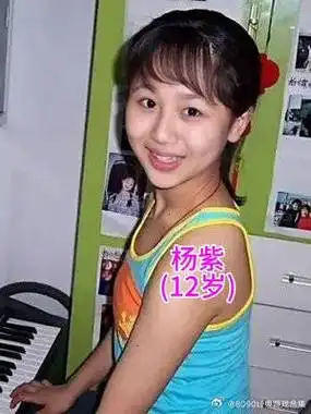 杨紫小时候弹钢琴的照片