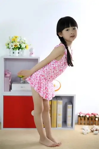 来样定做 供应热销连体式泳装 女童泳装 1101儿童泳衣批温泉用品