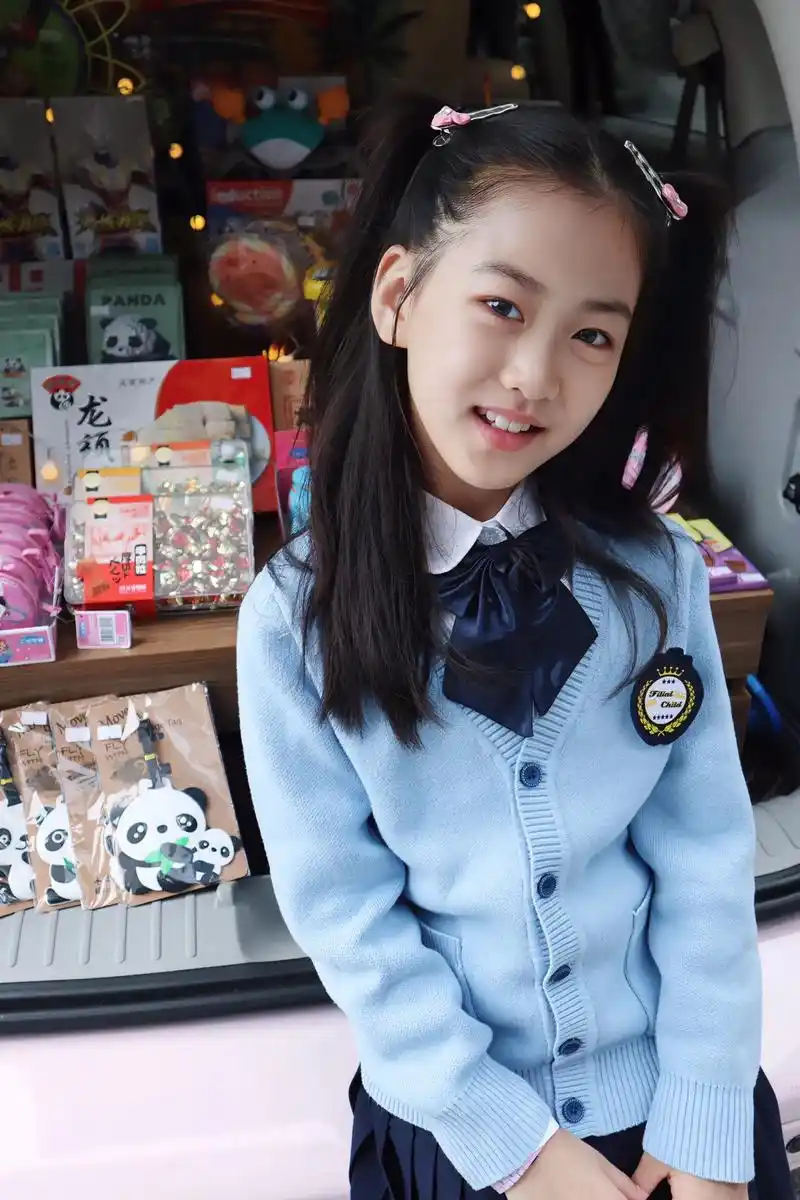 很哇塞的小学生毛衣班服.浅蓝色清新活泼!