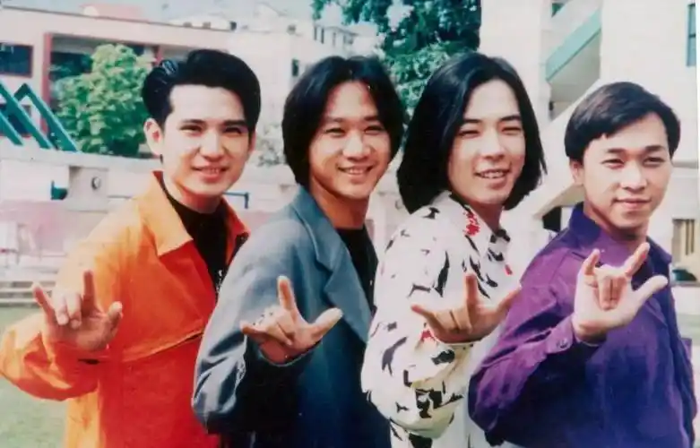 在前任吉他手刘志远离队后,beyond最终形成了稳定的四人组,成员分别是