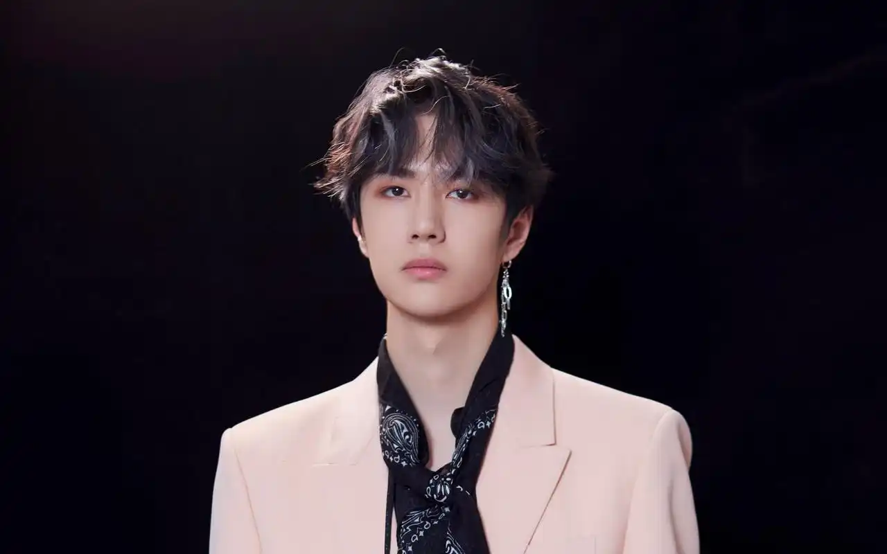 他来了他来了,王一博穿着西装向你走来,这一段太飒了,我先跪为敬!