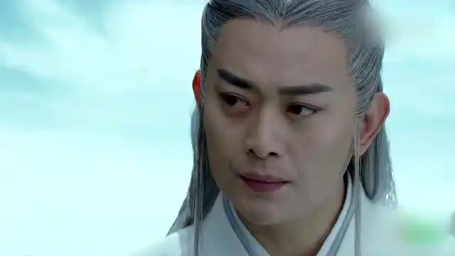 青云志:苍松找到正在扫地的万剑一,叫了一声师兄,上前就抢诛仙剑