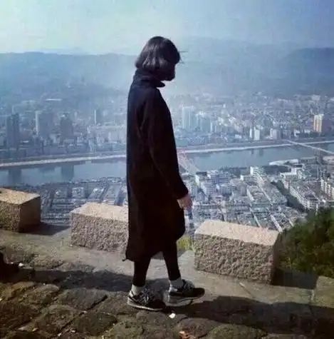 女生头像背影侧面短发远景意境喜欢收藏别偷图拿图就走你是狗