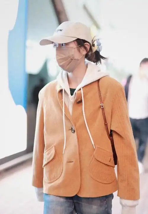 这话一点不减,以前一直被吐槽不会穿衣搭配的张子枫,随着年龄的增长