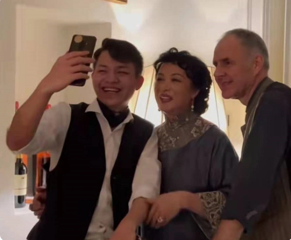 金星晒一家三口合照18岁儿子罕见露面笑容灿烂阳光帅气