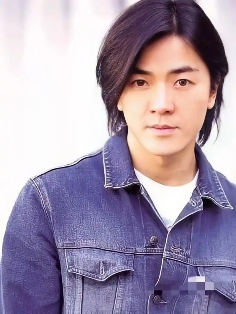 雅痞古惑仔之郑伊健! 年轻时的 眉清目秀,即便是长发也掩盖不住帅气