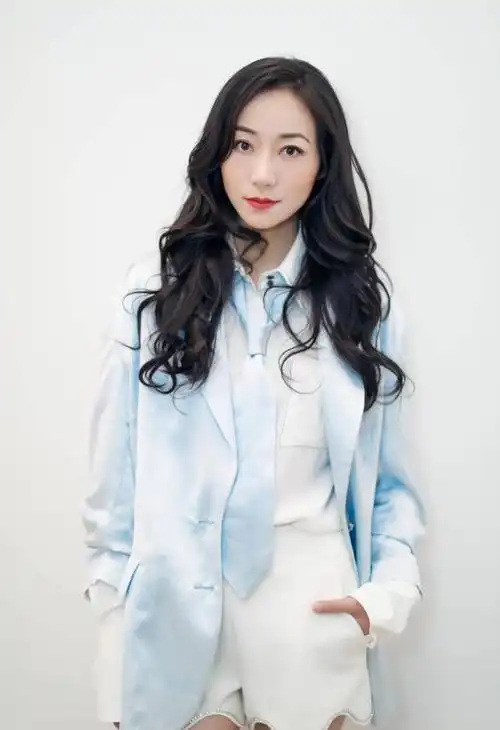 气质女神韩雪美得过分,白色风衣配短靴,举手投足间满是万种风情