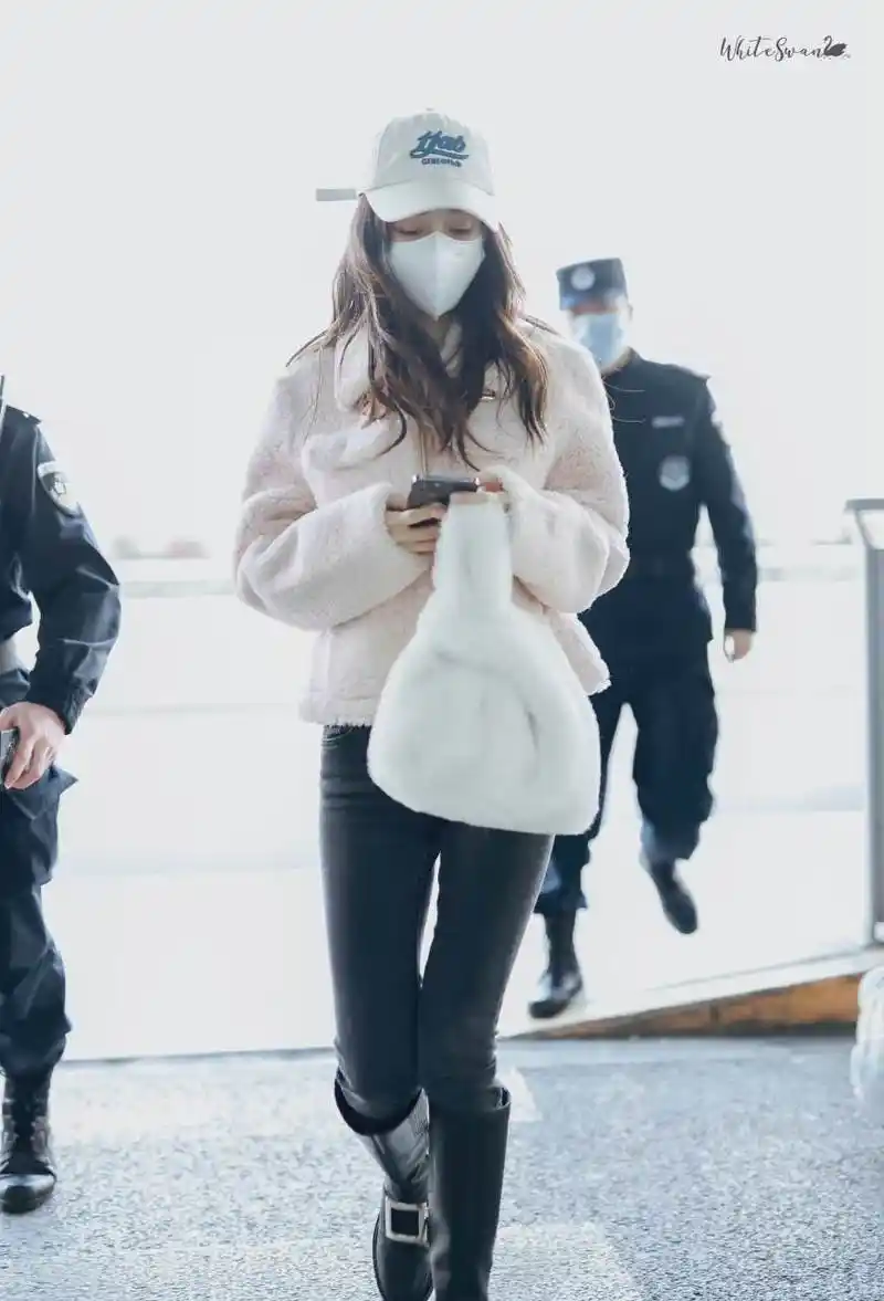 angelababy|春季穿搭同款安利    一组最新机场餐照,羊羔毛外套搭配