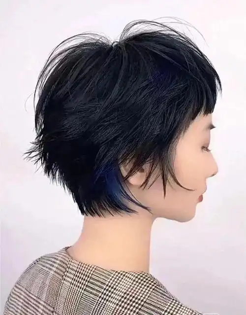 层次短碎发虽然不如推边短发那样的清爽,但是相对来说更自然一些,适合
