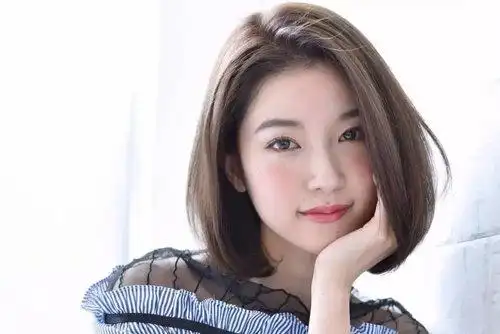 女生短发拉直发型图片格外亮眼有气场的短发打造