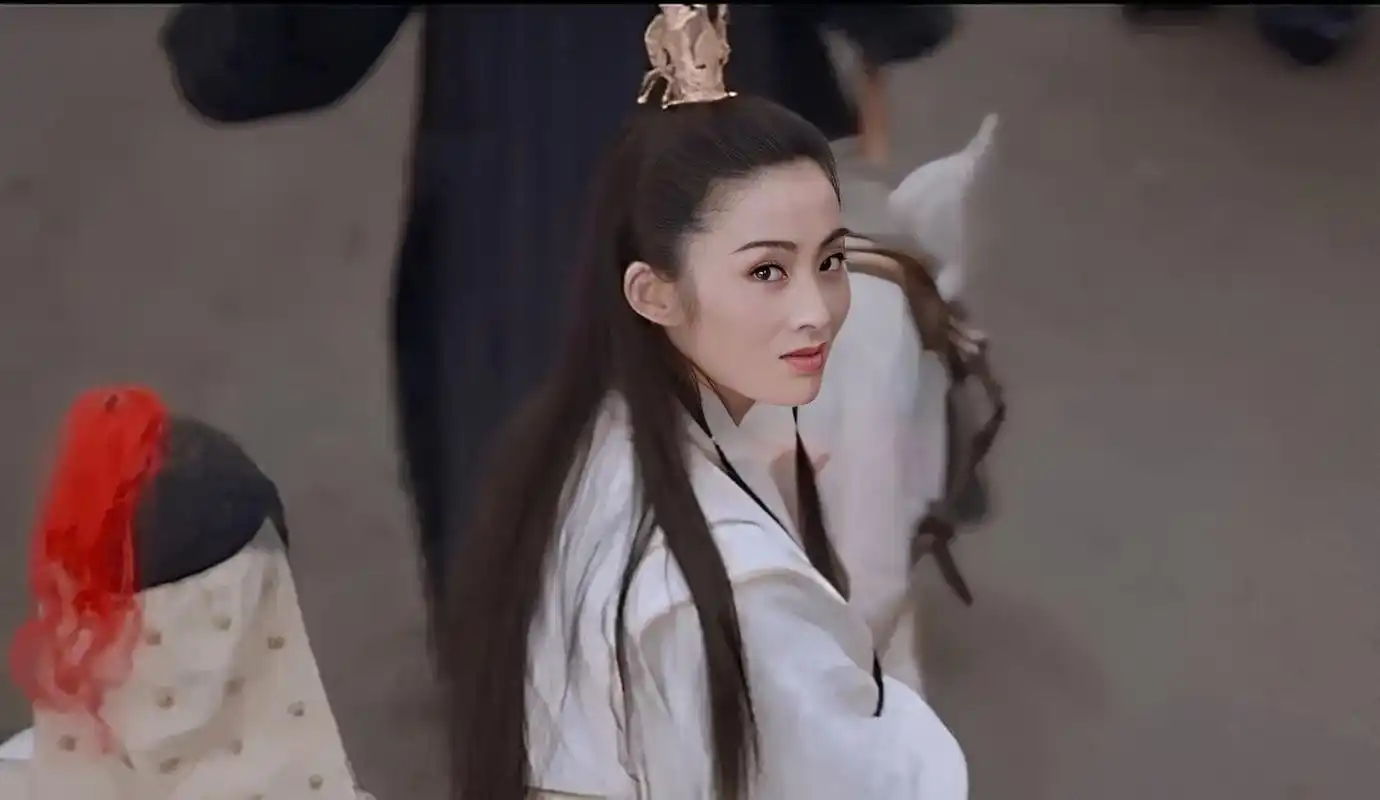 这是女神张敏饰演的赵敏郡主,俏皮而清纯,美丽而英气,这经典的回眸一