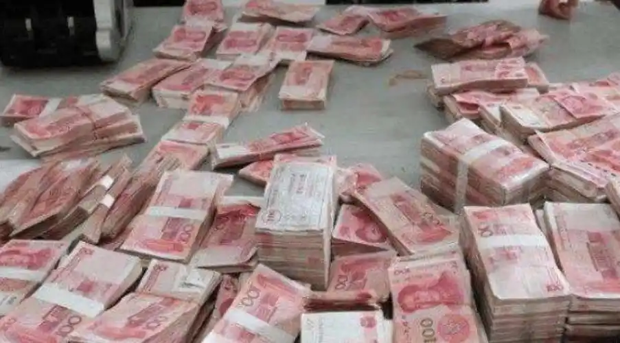 越南成捆的人民币在街道上摆放,究竟要做什么?看完知道了