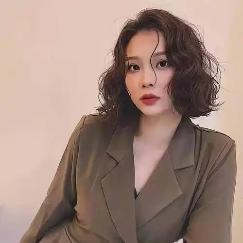 四六分的蛋蛋卷,是圆脸女士的标配卷发.