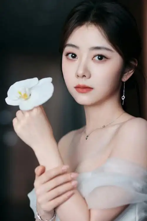 谭松韵缎面丝绸白礼裙##谭松韵蝴蝶兰抹胸裙