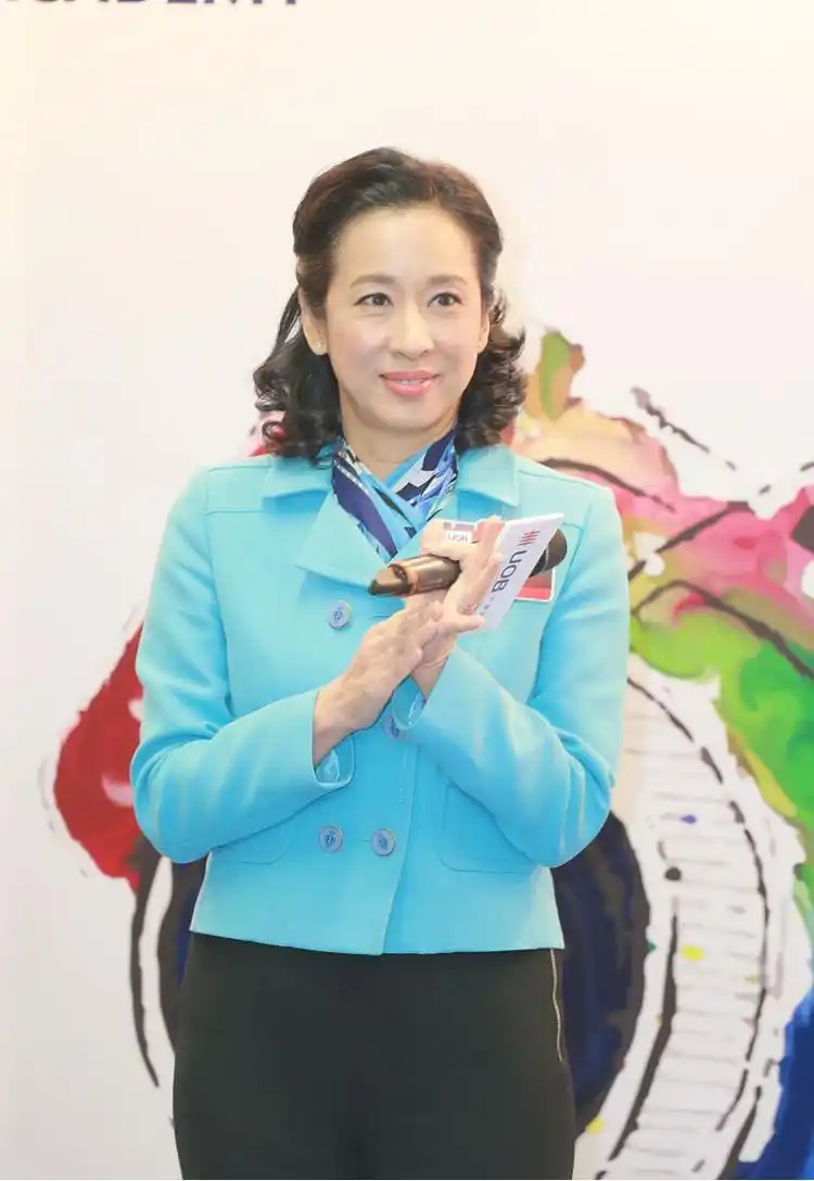 老牌港姐就是不一样!朱玲玲穿蓝色短款外套现身,都还是惊艳四座