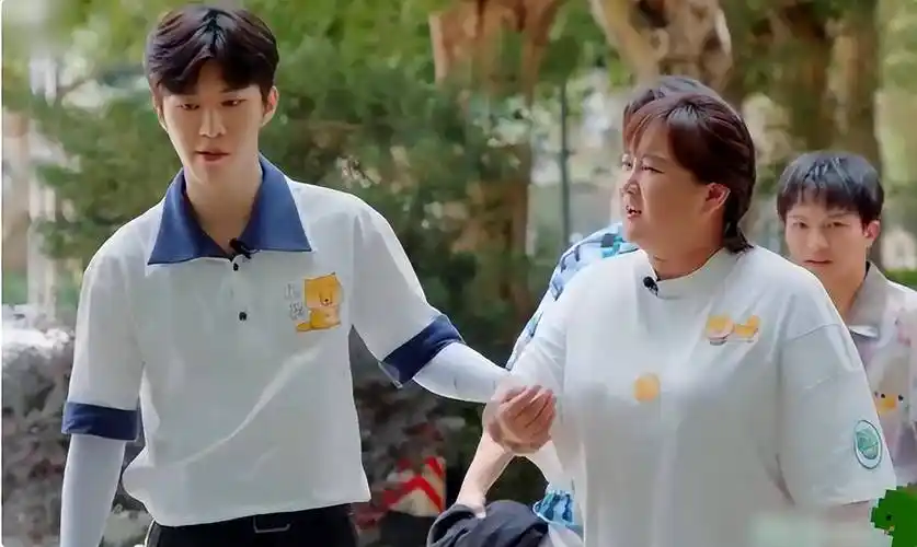 暴瘦48斤,如今的她又有腰了?_范丞丞_网友_孩子